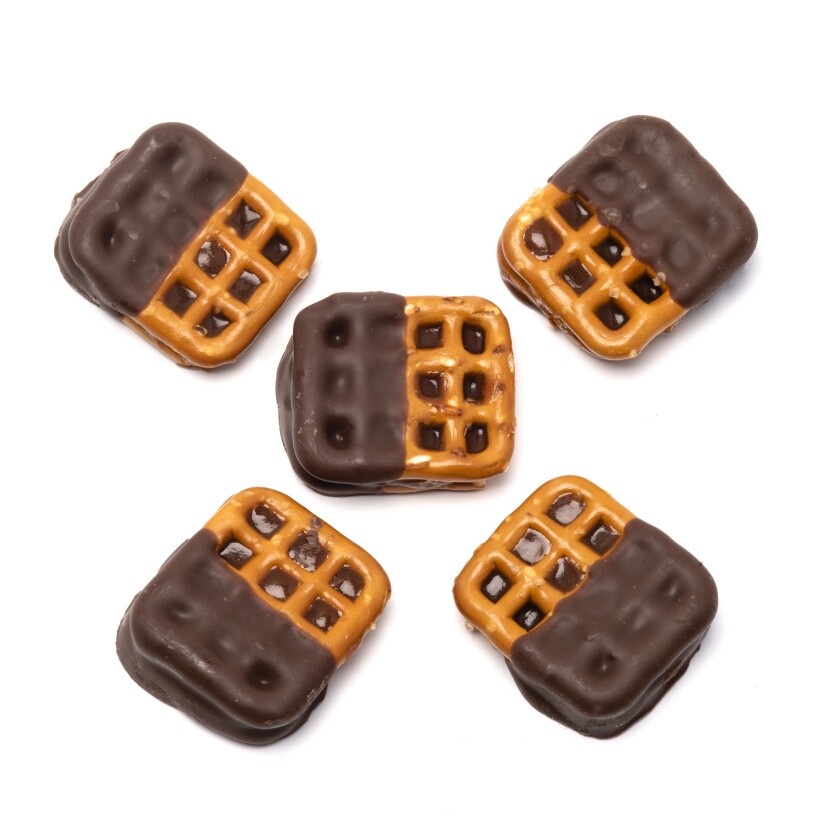 Bam Pretzel Biter, SOM ER thc-tilført karamell klemt mellom to pretzel firkanter og dyppet i sjokolade.