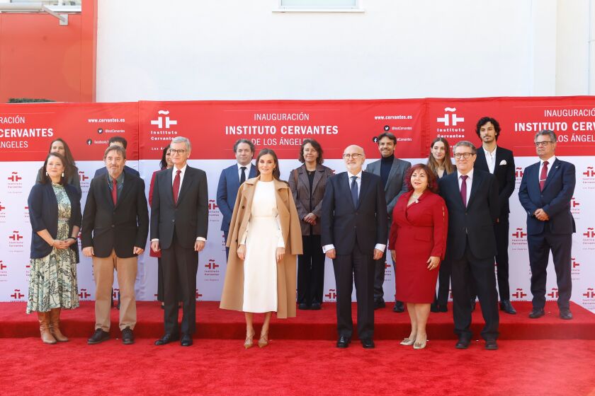 La reina Letizia de España, junto a un grupo de invitados especiales 