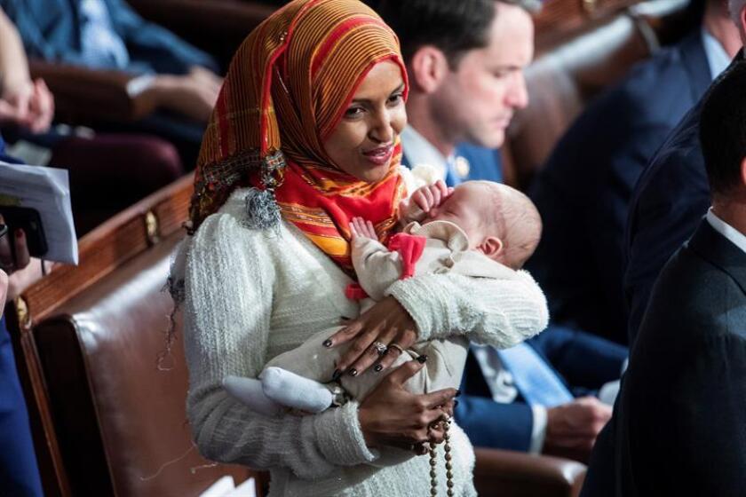 La representante demócrata Ilhan Omar sostiene a su hijo en brazos antes asiste del inicio del 116? Congreso estadounidense en el Capitolio, en Washington, Estados Unidos, hoy, 3 de enero de 2018. EFE