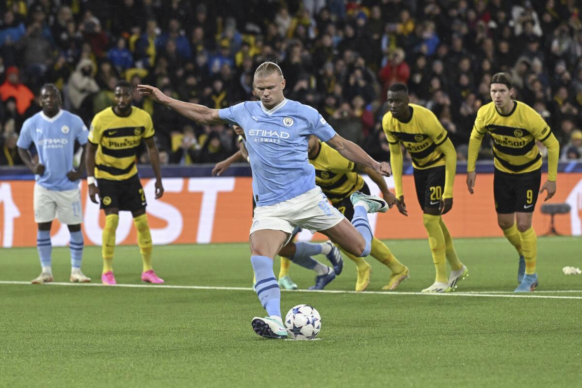 El noruego Erling Haaland, del Manchester City, convierte un penal en un partido de la Liga 