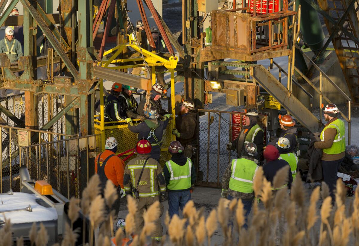 El último de los 17 mineros de sal de Cargill sale a la superficie el jueves 7 de enero de 2016, luego de ser rescatado de un elevador a 275 metros (900 pies) de profundidad en la mina de sal Cayuga en Lansing, Nueva York. (Simon Wheeler/The Ithaca Journal vía AP, Pool)