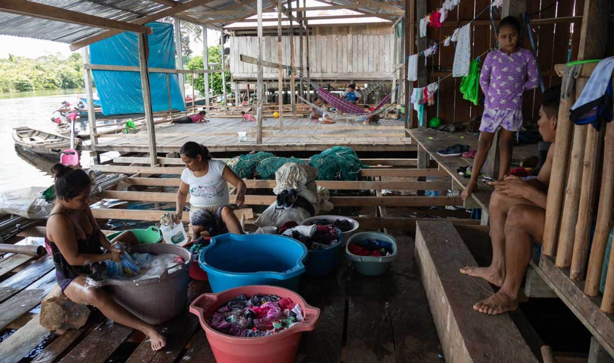 Mujeres de la comunidad de Nuevo Progreso lavan ropa en agua extraída del río Chambira.