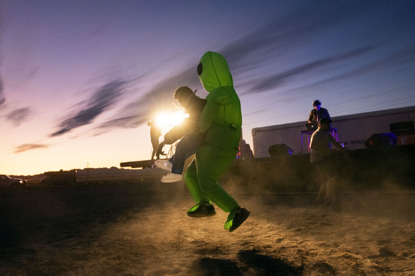 Apenas cientos de personas llegan al Área 51 en busca de extraterrestres -  Los Angeles Times