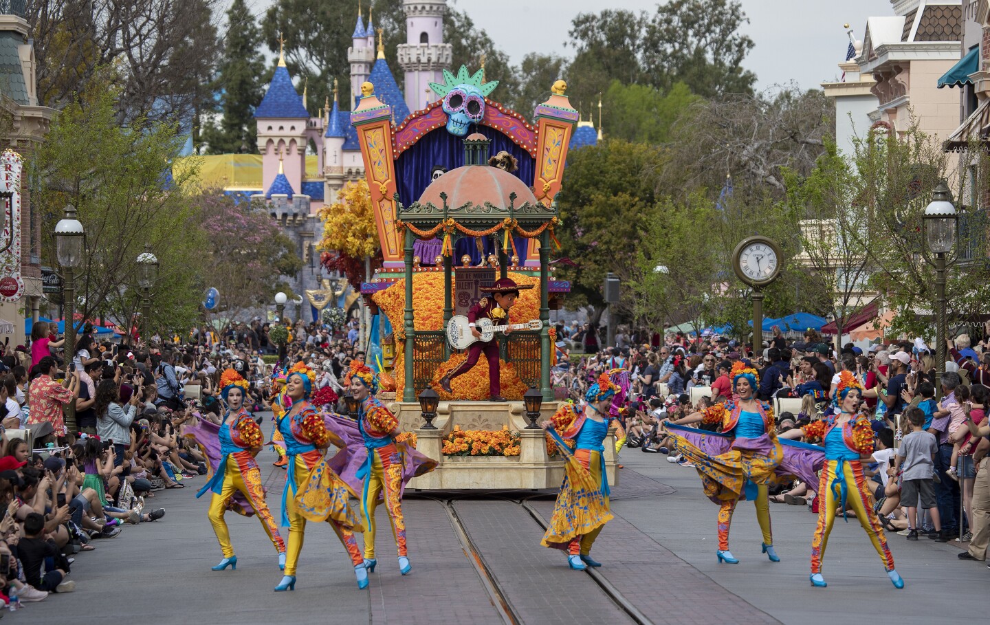 Disneyland S New Parade Two Years Of Planning And Rehearsals Los