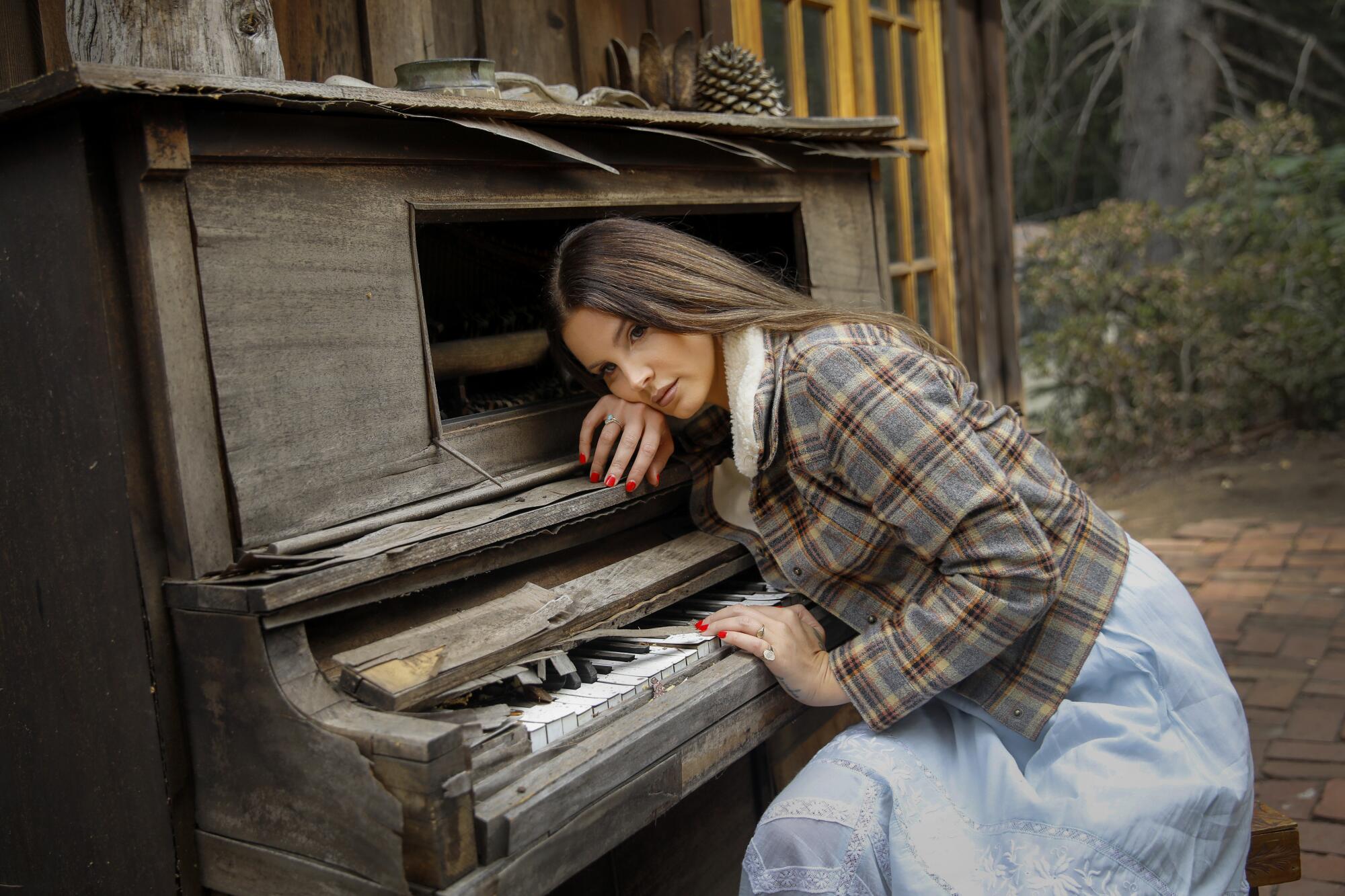 Does Lana Del Rey Play Piano