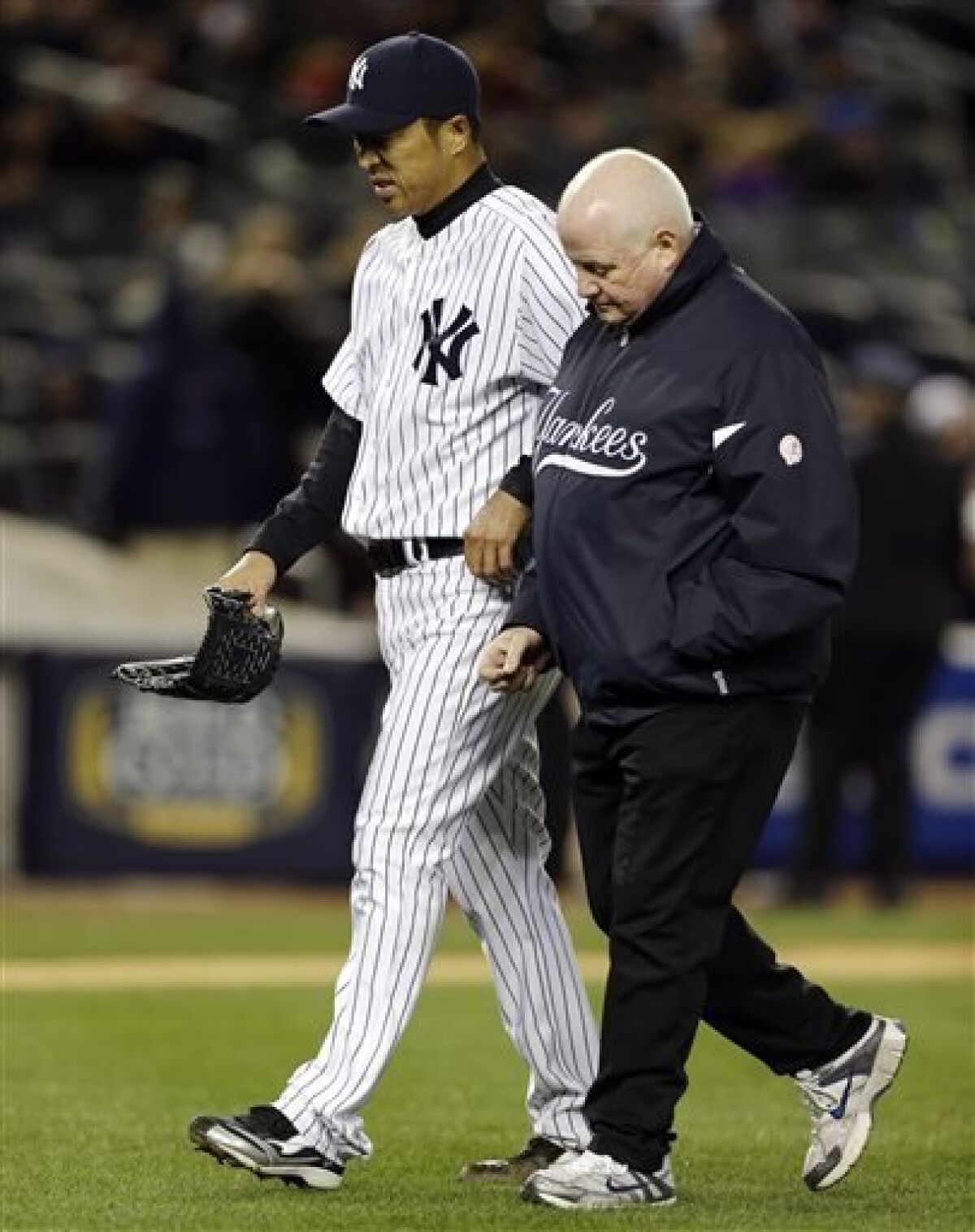 Jacoby Ellsbury leaves game after foul ball hits right foot 