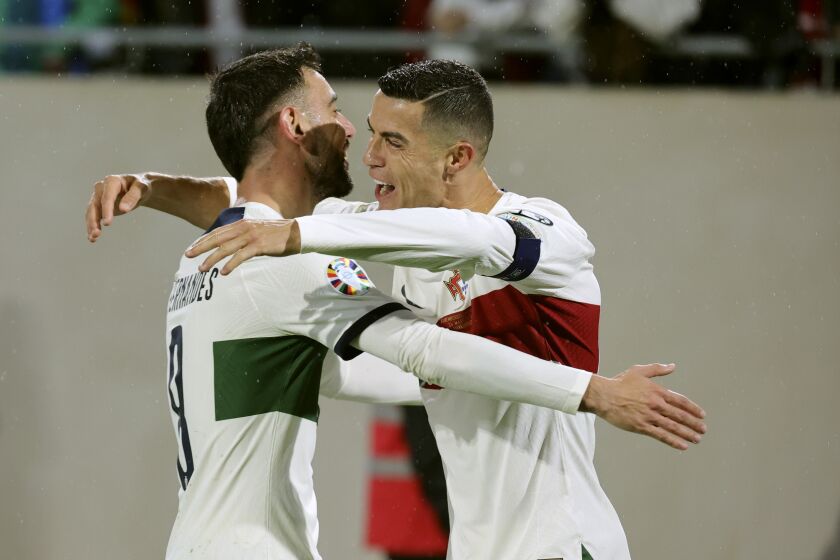Cristiano Ronaldo, delantero de Portugal, celebra después de anotar el cuarto gol de su equipo durante el partido eliminatorio rumbo a la Euro 2024 en el Grupo J, en contra de Luxemburgo, en el Stade de Luxembourg, en Luxemburgo, el domingo 26 de marzo de 2023. (AP Foto/Olivier Matthys)