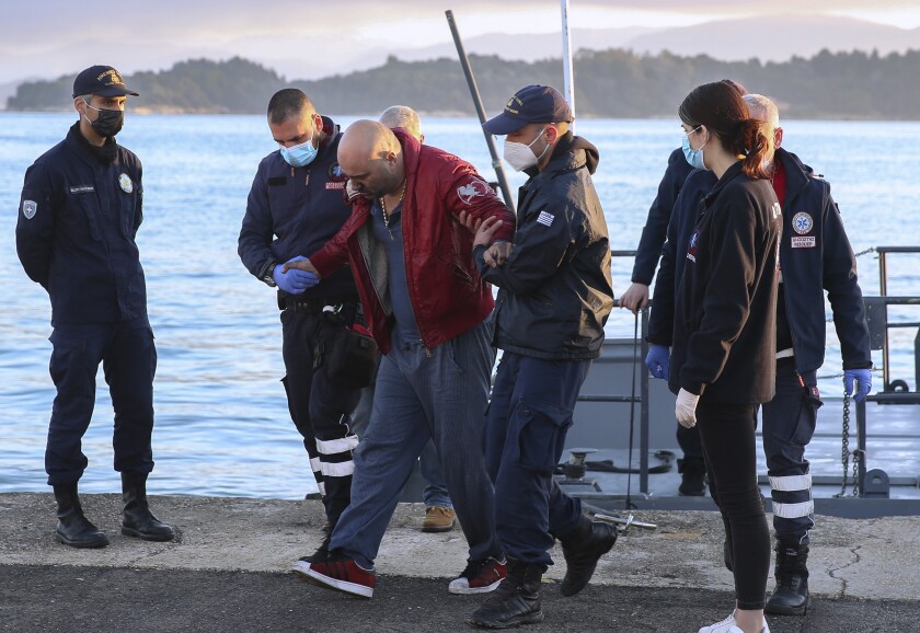 Rescatan a cientos de ferry en llamas cerca de isla griega - San Diego Union-Tribune en Español