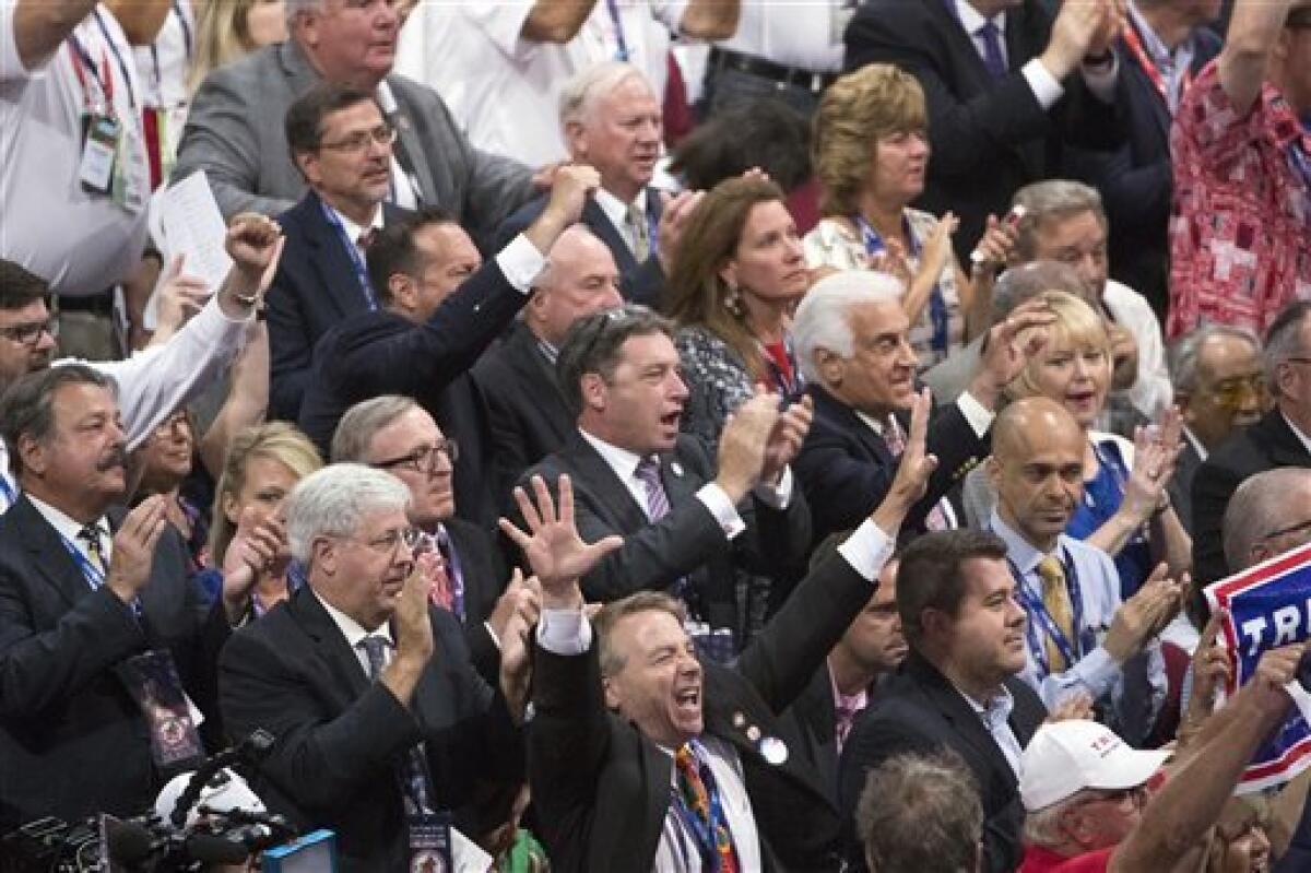 Miembros de la delegación de Nueva York vitorean al candidato republicano a la presidencia Donald Trump durante la Convención Nacional Republicana, el martes 19 de julio de 2016, en Cleveland. (AP Foto/Evan Vucci)