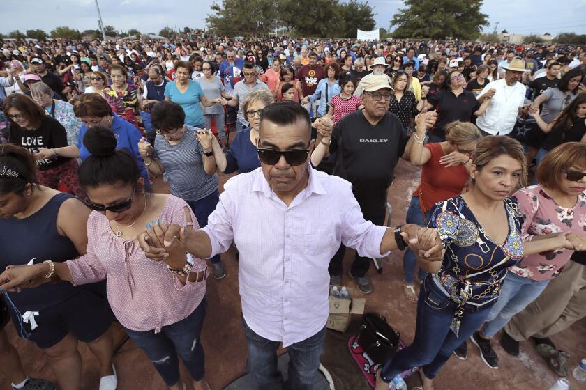 En esta foto de archivo del 4 de agosto de 2019, la gente se une y reza durante la vigilia de oración del Hope Border Institute en El Paso, Texas, un día después de un tiroteo masivo en una tienda Walmart. Después de la masacre que dejó más de 20 muertos y muchos otros heridos, los residentes están recurriendo a su fe para superar estos tiempos.