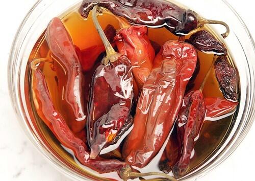 Pour boiling water on dried chile peppers and soak.