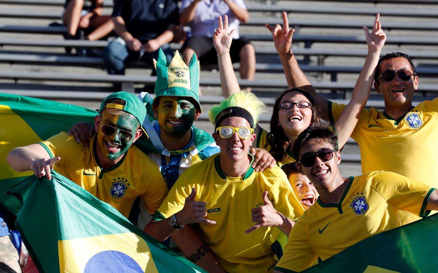 Hinchas de Brasil esperan el inicio del juego ante Ecuador por la Copa América hoy, 4 de junio de 2016, en Pasadena, Los Ángeles, California.