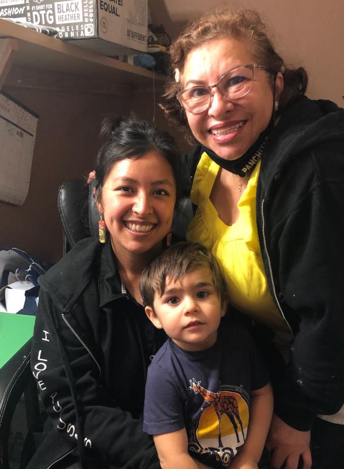 Doris Campos, propietaria de Panchita’s Pupusería, posa junto a su hija, Doris Vargas, y su nieto.