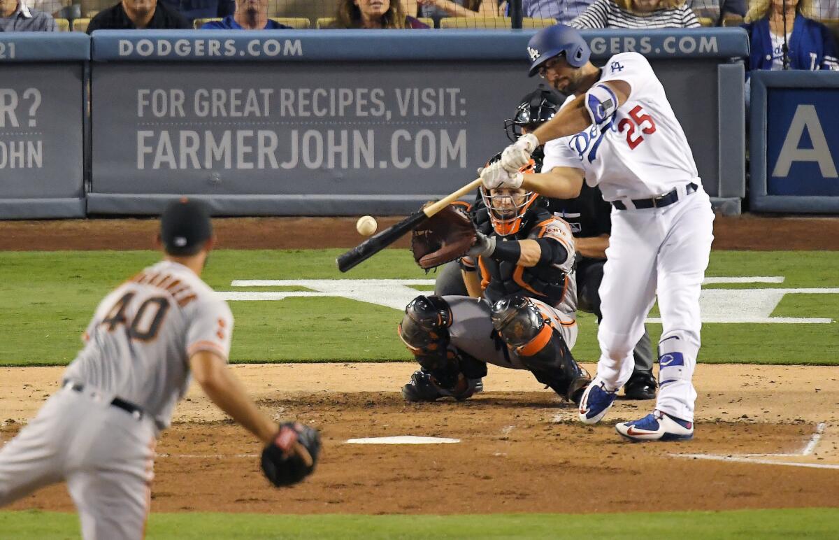 El jugador de los Dodgers Los Ángeles Rob Segedin, derecho, pega un jonrón solitario ante el pitcher abridor de los Gigantes de San Francisco Madison Bumgarner, a la izquierda, ante la mirada del catcher Buster Posey, en el segundo inning de su juego de béisbol el martes 23 de agosto de 2016 en Los Ángeles. (AP Foto/Mark J. Terrill) ** Usable by HOY, ELSENT and SD Only **