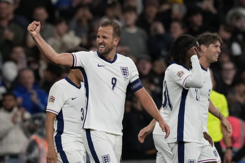 Harry Kane, a la izquierda, celebra después de anotar el segundo gol de su equipo durante el partido de fútbol del Grupo F de la Liga de Naciones de la UEFA entre Inglaterra y Finlandia en el estadio de Wembley en Londres, el martes 10 de septiembre de 2024. (AP Foto/Frank Augstein)