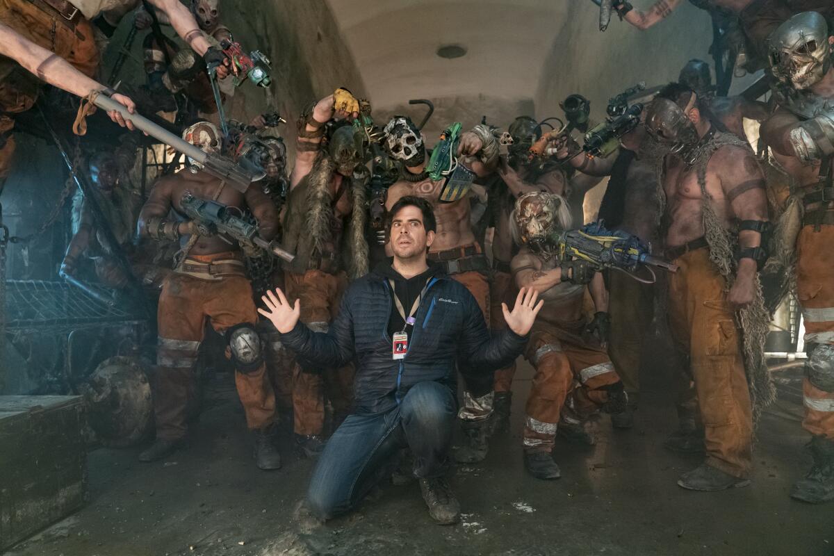 El director Eli Roth en el set.