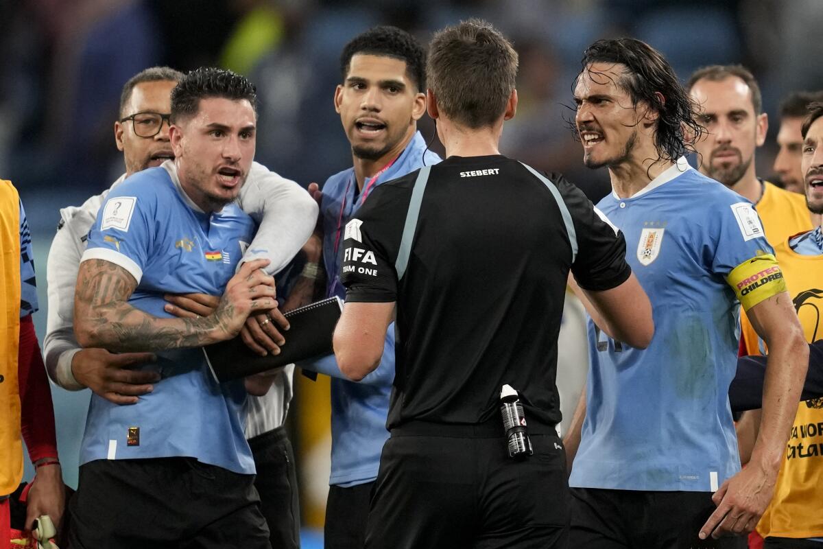 FIFA suspende a 4 jugadores de Uruguay por caos en Mundial - Los