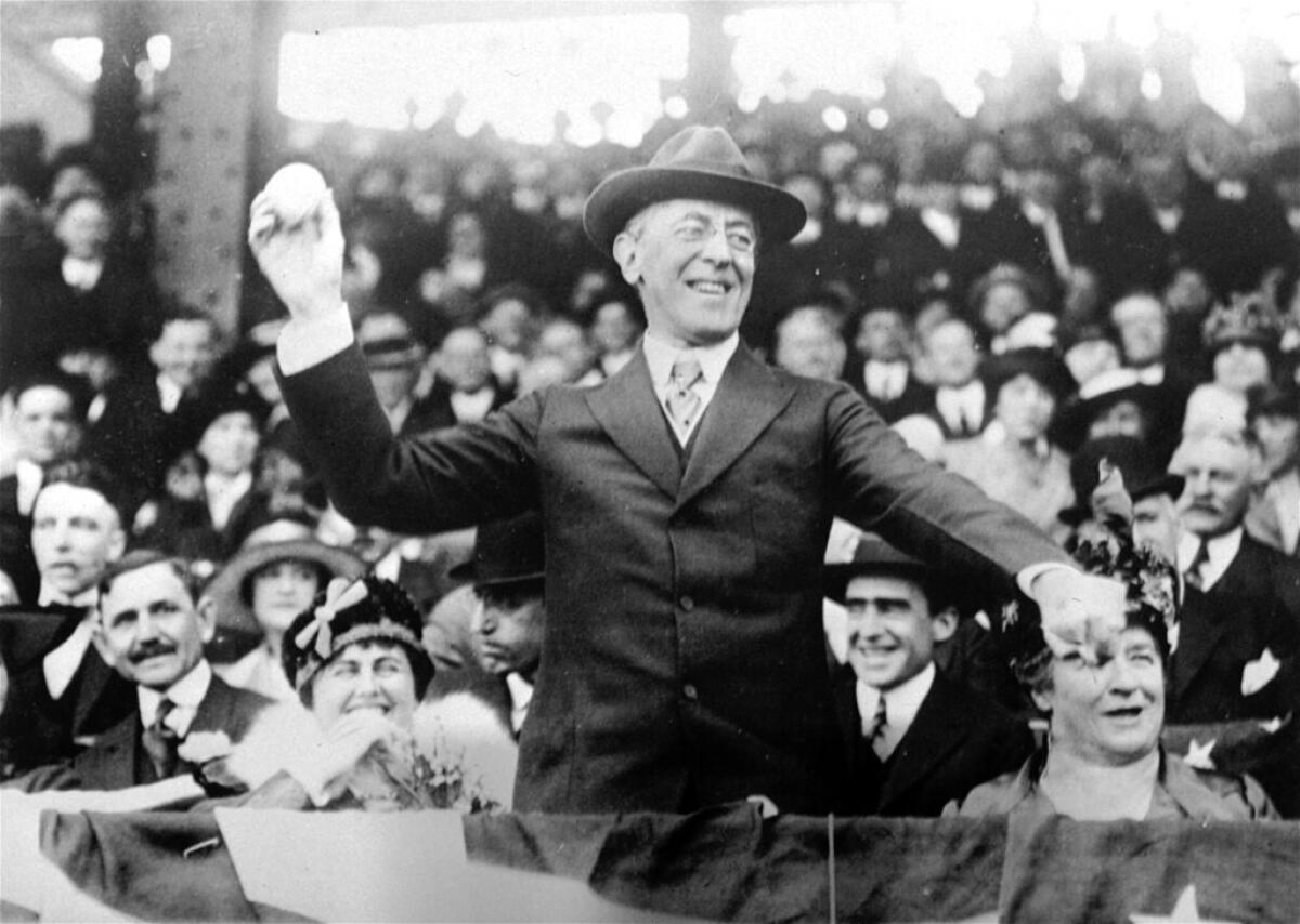 El presidente Wilson, aquí en un juego de béisbol en 1916, provocó indignación al proyectar la película racista "El nacimiento de una nación" en la Casa Blanca, en 1915.