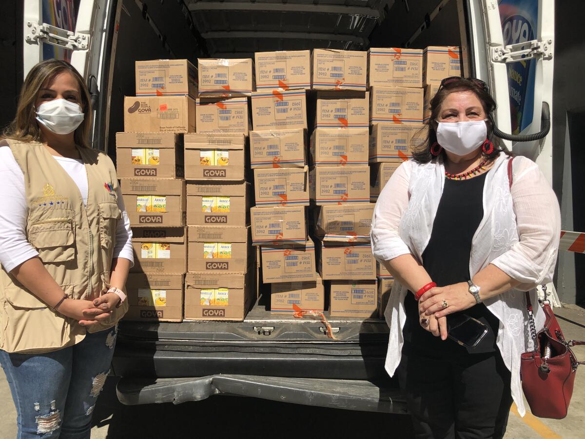 La representante de Goya Foods, Oralia Michel (derecha), junto a María Fernanda Rivera, cónsul general de Honduras en L.A.