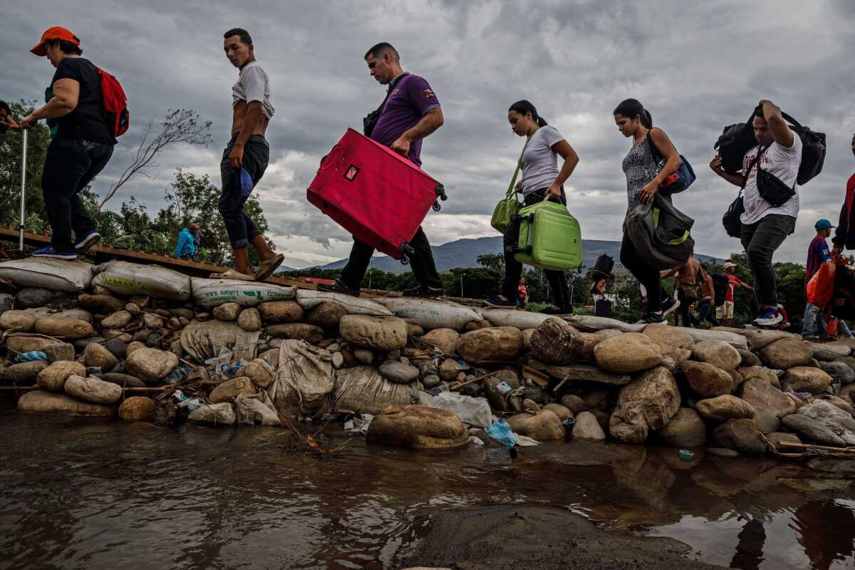 Un grupo de venezolanos cruza la frontera de San Antonio del Táchira a Colombia por caminos ilegales cerca del puente internacional Simón Bolívar. Cada día, 5.000 personas huyen del país.