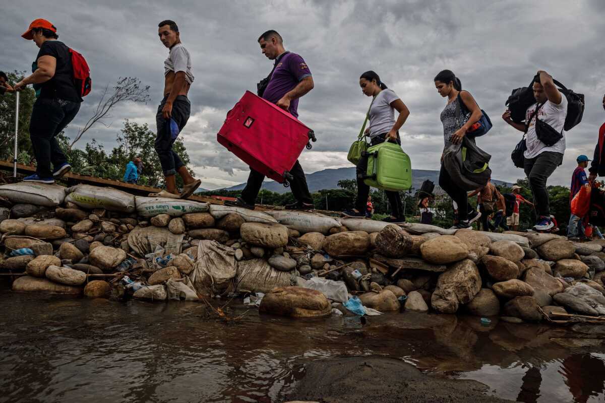 Un grupo de venezolanos cruza la frontera de San Antonio del Táchira a Colombia por caminos ilegales cerca del puente internacional Simón Bolívar. Cada día, 5.000 personas huyen del país.