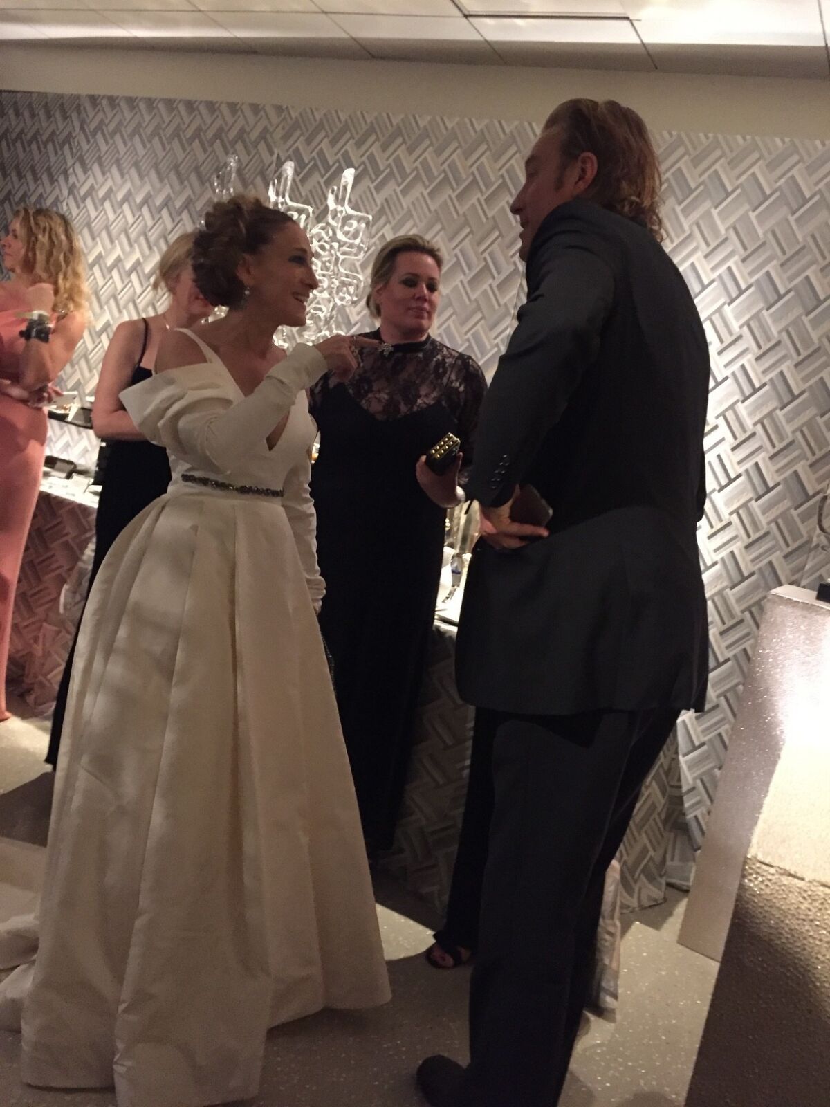 Sarah Jessica Parker and John Corbett catch up at the HBO Golden Globes after party.
