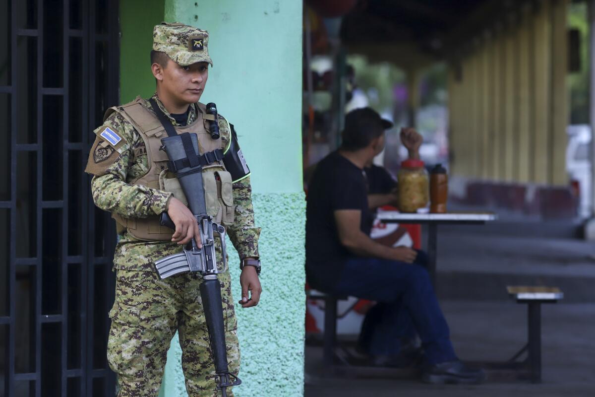 Un soldado hace guardia en Nueva Concepción, departamento de Chalatenango, El Salvador,