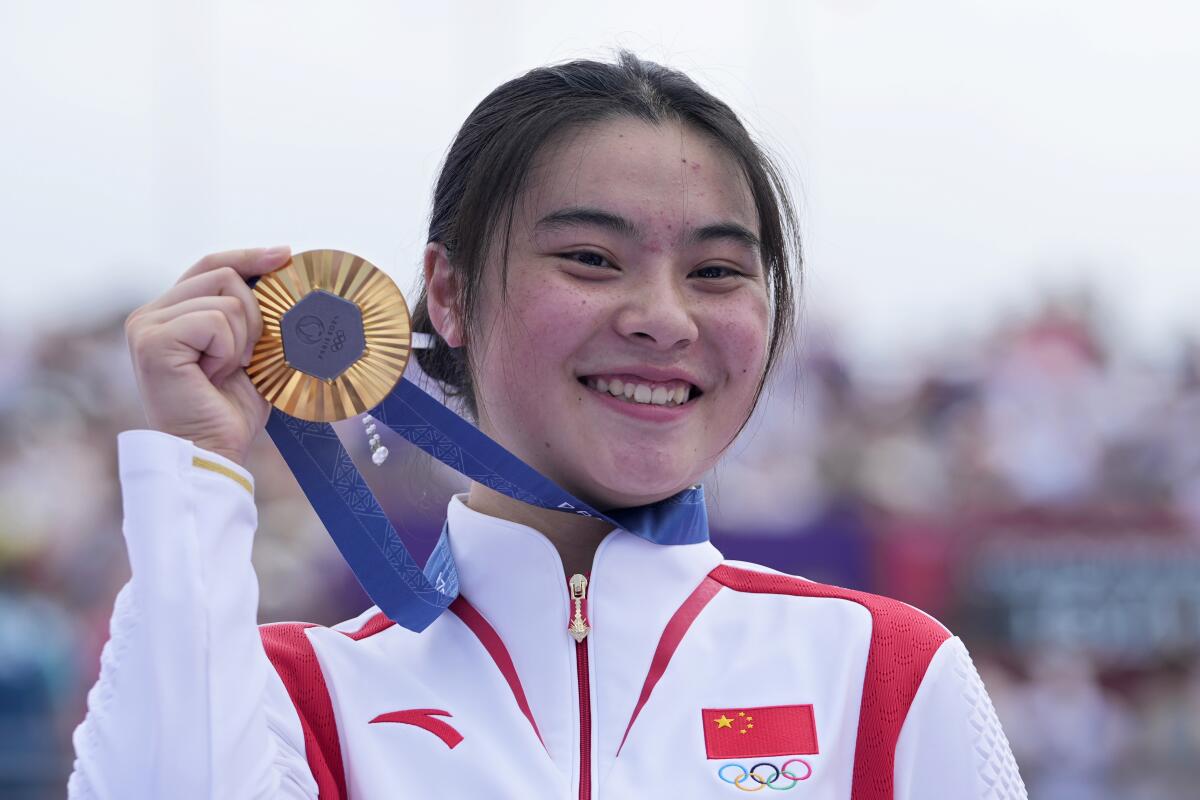 Deng Yawen, de China, posa con la medalla de oro tras ganar la prueba femenina del BMX 