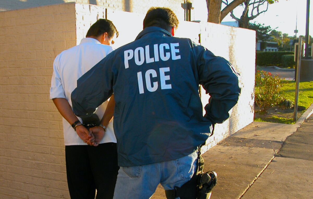 Un migrante indocumentado es detenido durante un operativo de ICE en Los Ángeles.