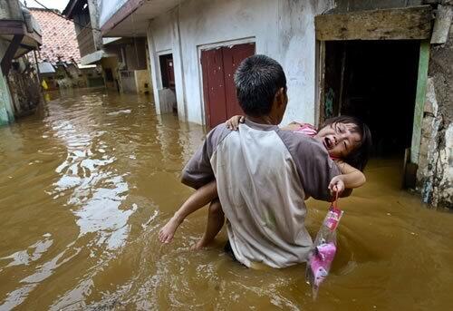 Indonesia: Deadly floodwaters