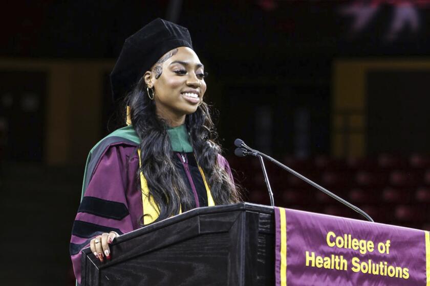 Dorothy Jean Tillman II participa en la ceremonia de graduación de la Universidad Estatal de Arizona, el 6 de mayo de 2024, en Tempe, Arizona. (Tillman Family vía AP)