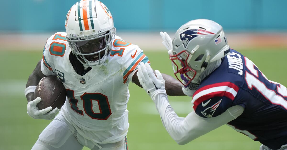 Tagovailoa connects with Hill for a touchdown as Dolphins defeat Patriots