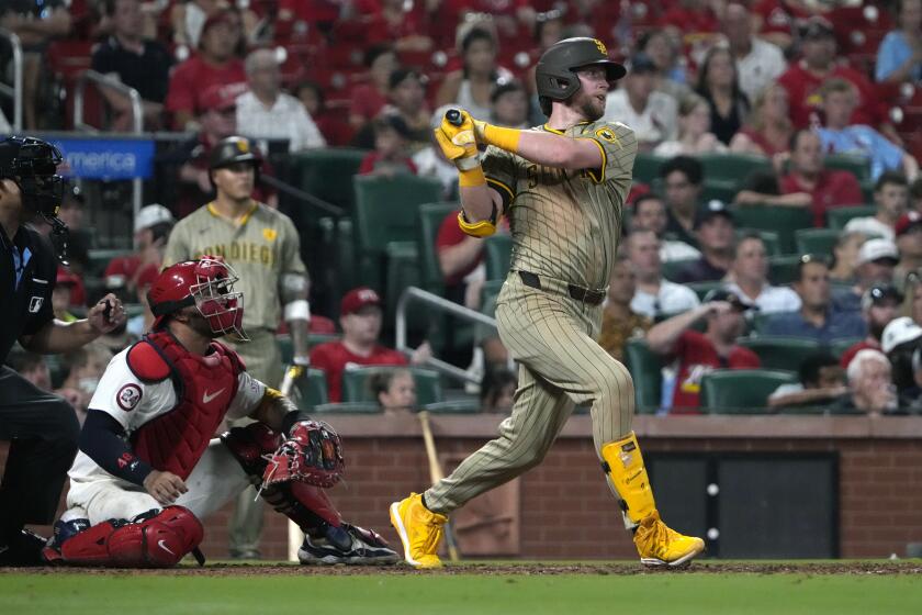 Jake Cronenworth de los Padres de San Diego le da seguimiento a su sencillo remolcador en la séptima entrada ante los Cardenales de San Luis el martes 27 de agosto del 2024. (AP Foto/Jeff Roberson)