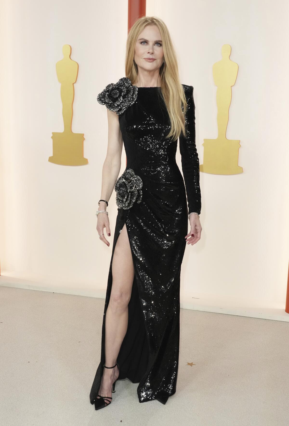 Nicole Kidman posa con este diseño negro con detalles plateados.