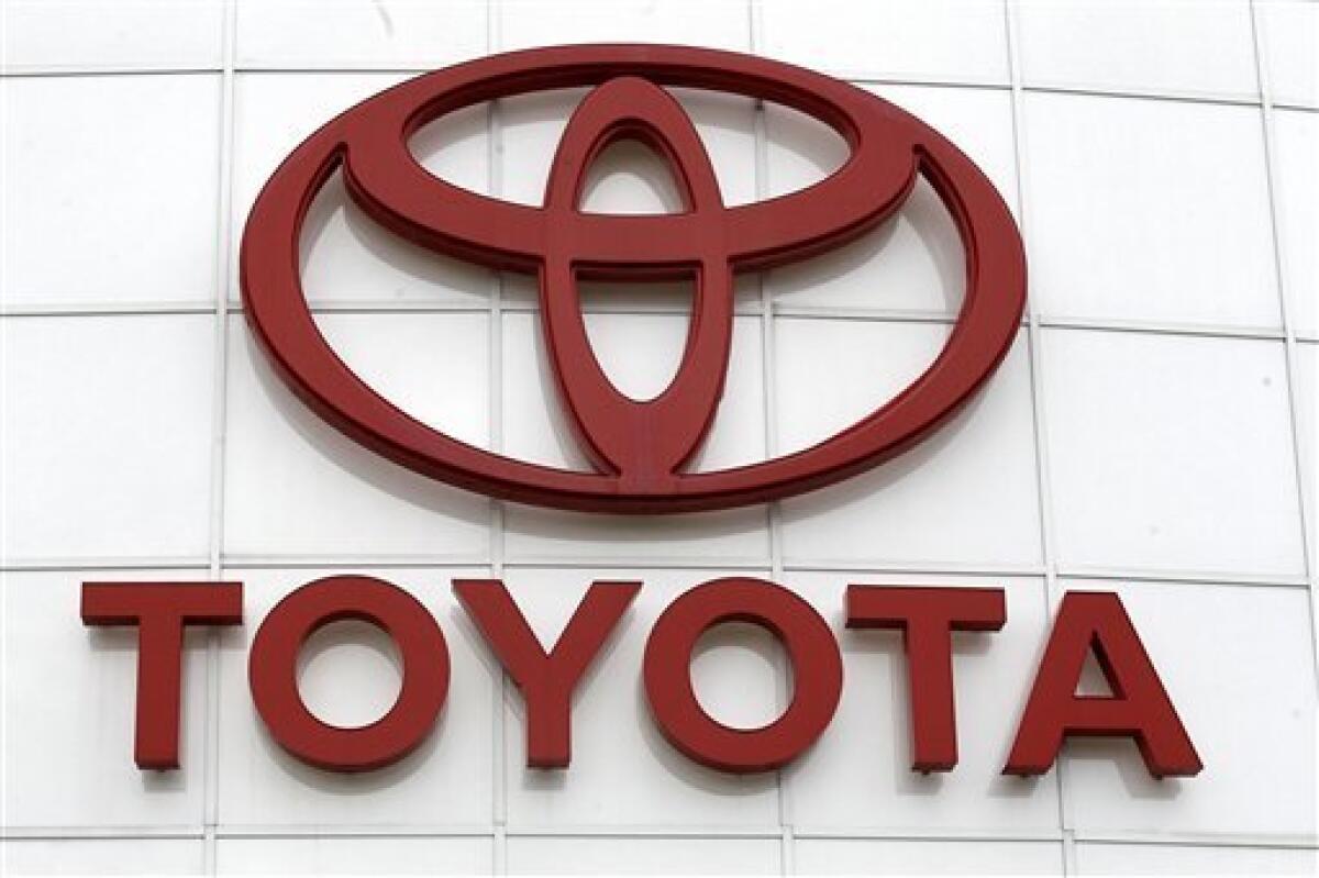 En esta imagen del 30 de marzo de 2011 aparece el logo de Toyota en Wilsonville Toyota, en Wilsonville, Oregon. Toyota Motor Corp llamó a reparación a 834.000 minivans Sienna en Norteamérica debido a que las puertas corredizas podrían abrirse mientras el vehículo está en movimiento. El retiro de circulación involucra modelos Sienna de entre 2011 y 2016.