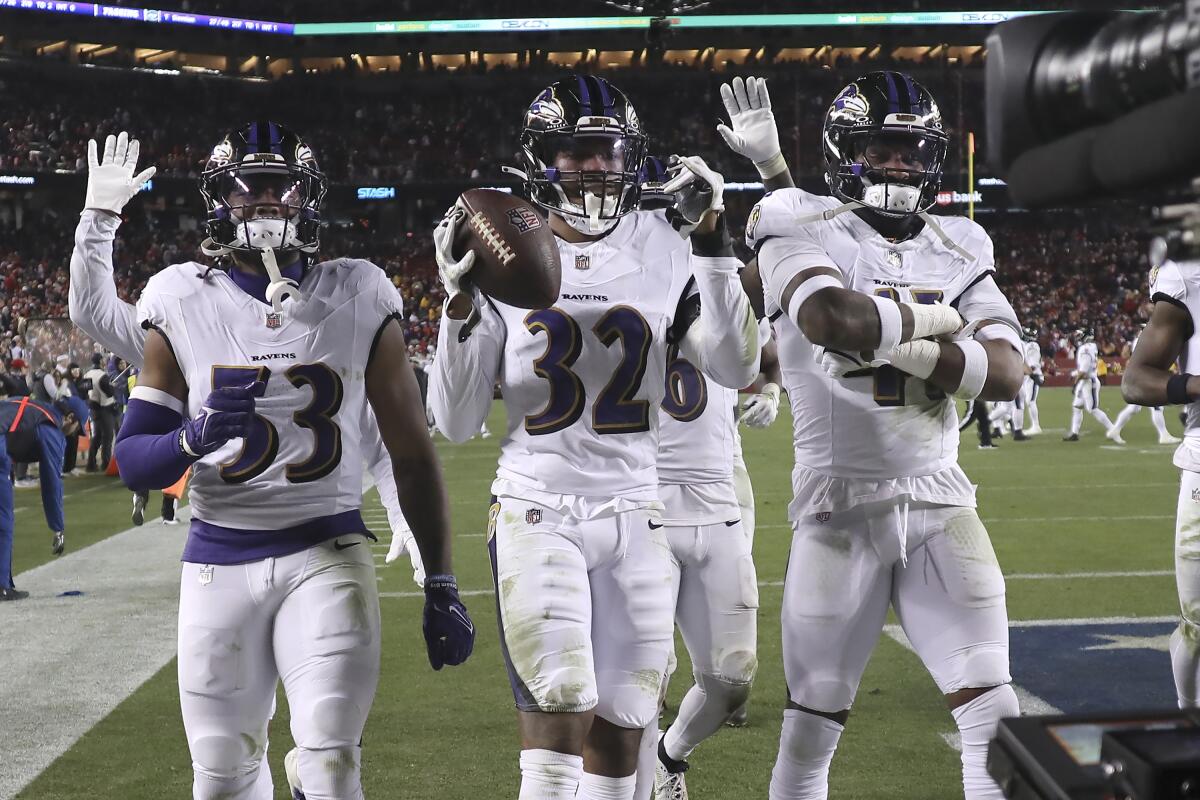 El safety de los Ravens de Baltimore Marcus Williams celebra con sus compañeros 