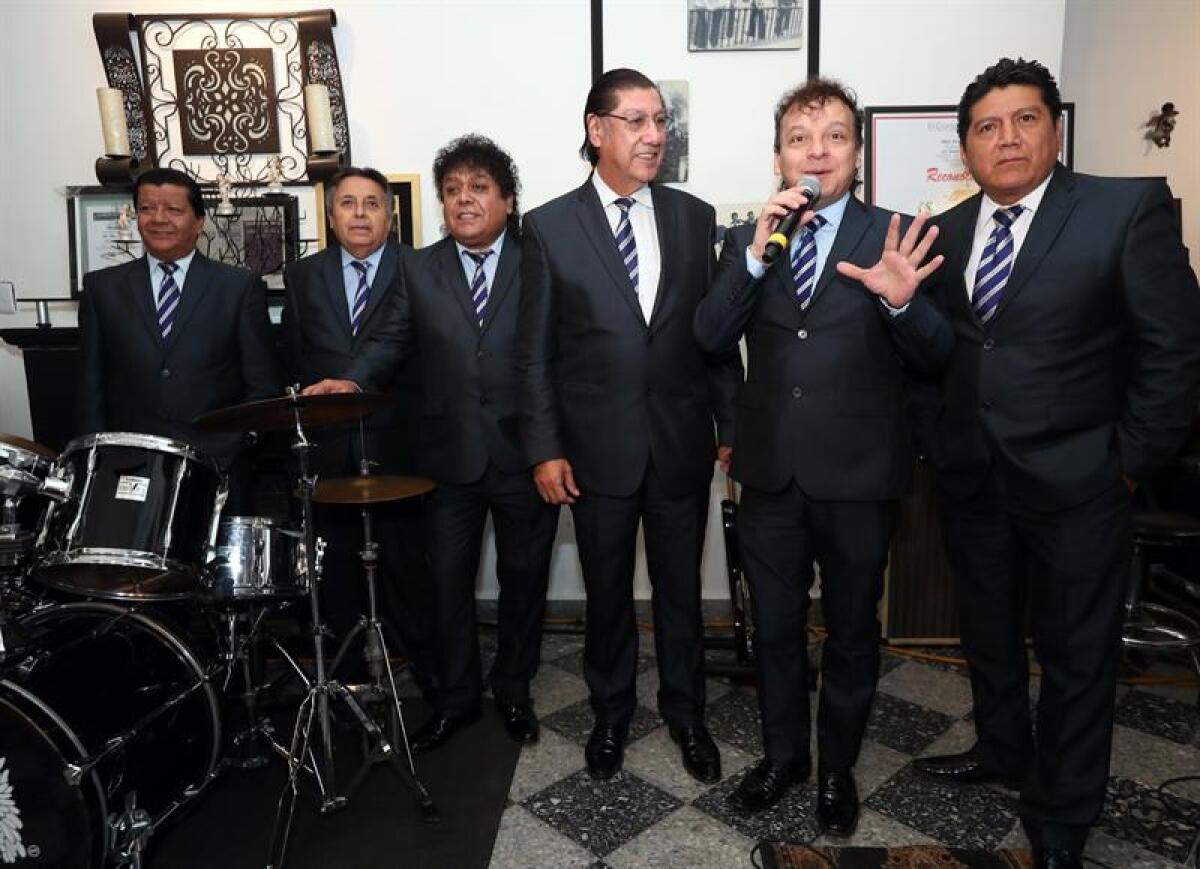 Integrantes del grupo chileno Los Ángeles Negros posan durante una rueda de prensa el jueves 19 de diciembre de 2019, en Ciudad de México (México).