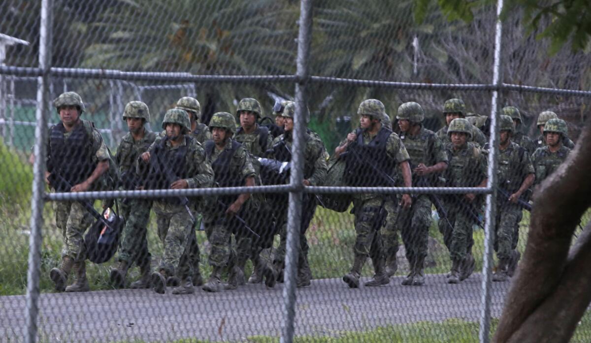 Integrantes del ejército mexicano arriban ayer, viernes 5 de junio de 2015, al aeropuerto internacional de Oaxaca, México, tras el anuncio del Gobierno mexicano del inicio de un operativo nacional con "acciones específicas" para garantizar el desarrollo pacífico de las elecciones del próximo domingo y que se enfoca en la región sur-sureste del país, informó hoy el secretario de Gobernación (Interior), Miguel Ángel Osorio. "El día de hoy [ayer], el Gobierno de la República ha puesto en marcha un operativo a nivel nacional con el objetivo de garantizar a los ciudadanos las condiciones que les permitan ejercer su voto de manera libre y pacífica en todo el país", indicó Osorio en un breve comunicado.