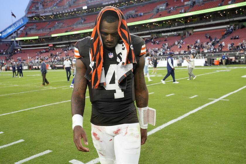 Deshaun Watson, de los Browns de Cleveland sale del campo luego del juego de NFL ante los Cowboys de Dallas, en Cleveland, el domingo 8 de septiembre de 2024. (AP Foto/Sue Ogrocki)