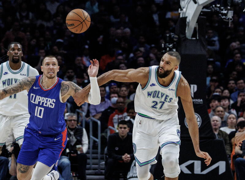 Clippers pivotu Daniel Theis (solda) ve Minnesota Timberwolves pivotu Rudy Gobert boş bir topun peşinde.