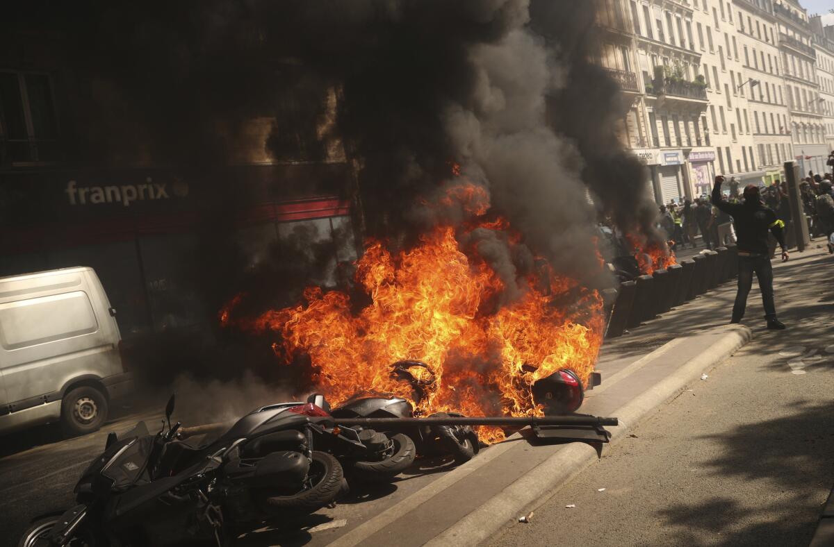 Varias motocicletas arden durante una protesta de chalecos amarillos en París, el sábado 20 de abril de 2019. (AP Foto/Francisco Seco)