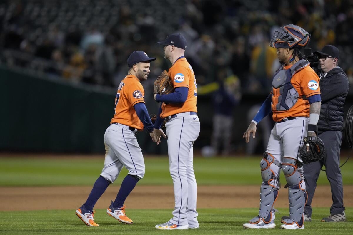 El venezolano José Altuve (izquierda), festeja con Ryan Pressly,