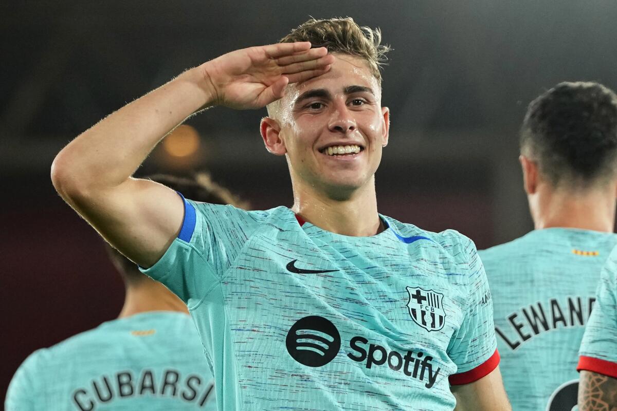 Fermín López celebra tras anotar el primer gol del Barcelona en la victoria