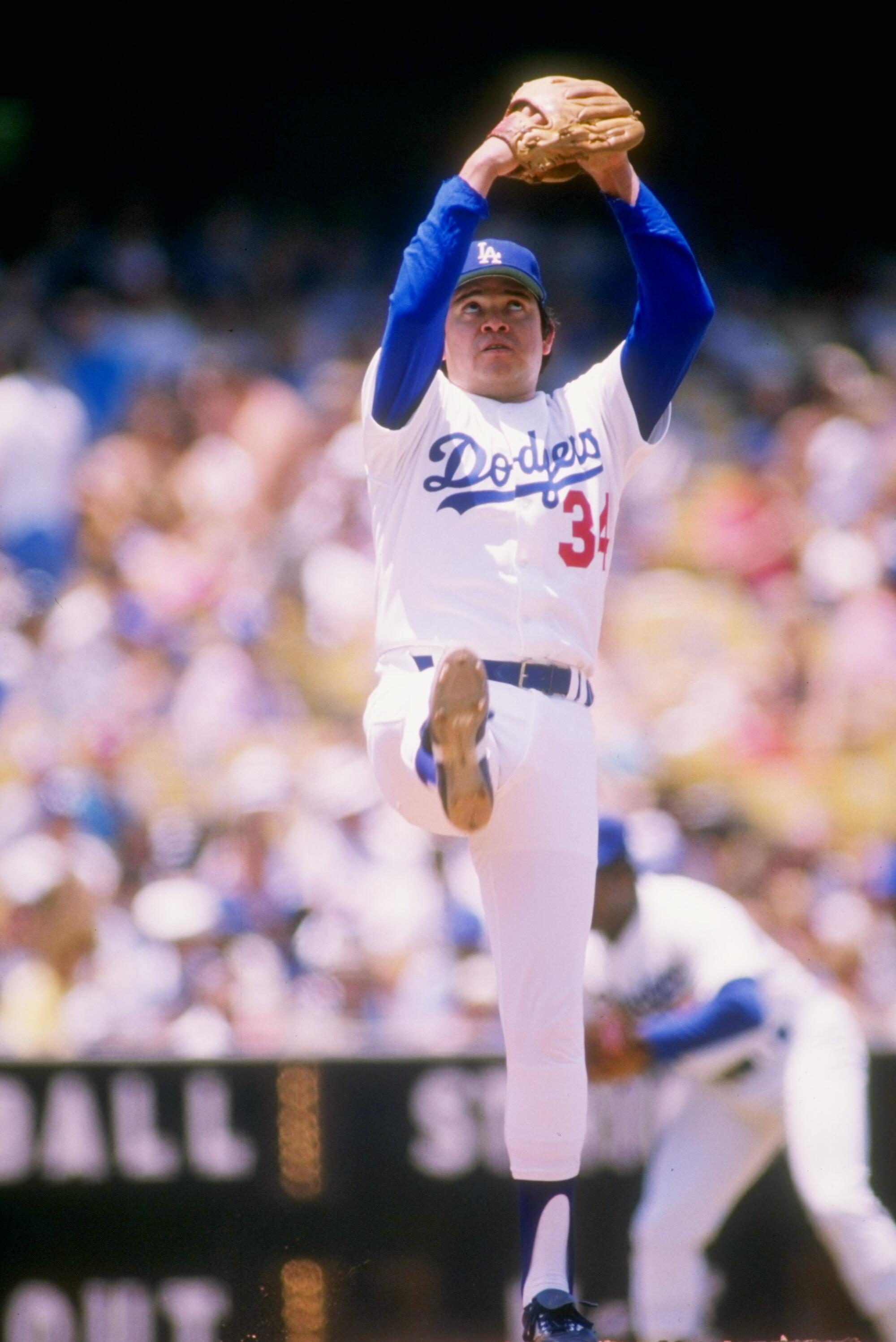 Dodgers atıcısı Fernando Valenzuela, 1988'de Houston Astros'a karşı oynanan bir maçta atış yapmak için ayağa kalkıyor.
