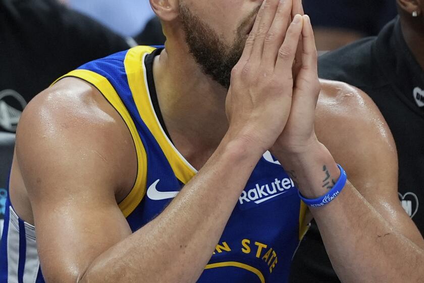 Stephen Curry, base de los Warriors de Golden State, se lamenta en la banca durante el partido ante los Kings de Sacramento, el martes 16 de abril de 2024 (AP Foto/Godofredo A. Vásquez)