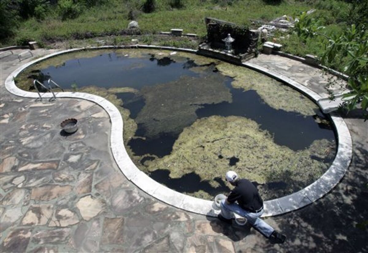 Pools become nasty mosquito havens in foreclosure - The San Diego  Union-Tribune