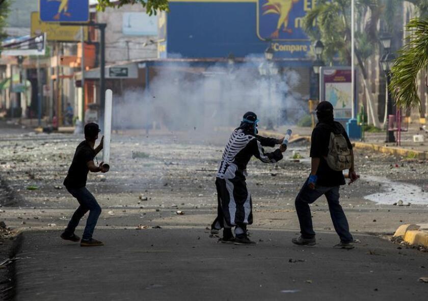 Tres jóvenes lanzan un mortero en un enfrentamiento con la Policía Nacional en la ciudad de Masaya (Nicaragua), el sábado 02 de junio de 2018. EFE/Archivo