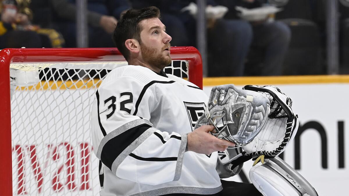 Kings' Jonathan Quick shares his knowledge at Twin Rinks camp