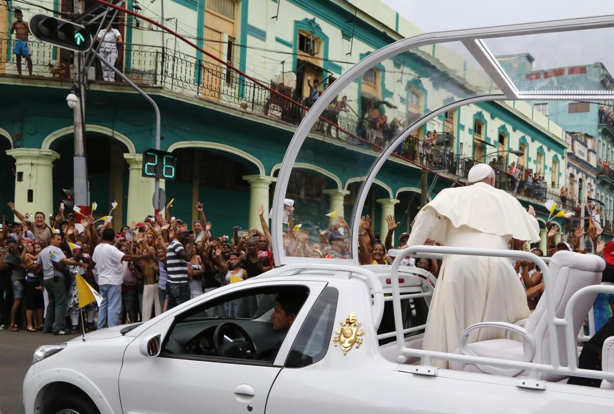 El papa Francisco saluda desde el papamóvil mientras es trasladado hacia la catedral de San Cristóbal en La Habana, Cuba. (Foto AP/Desmond Boylan)