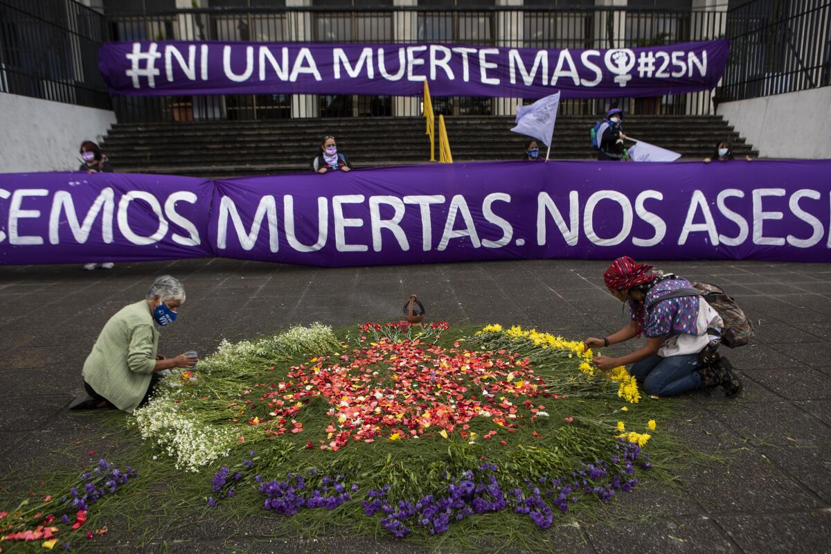 ARCHIVO - Mujeres preparan un altar maya a las afueras de la Corte Suprema de Justicia 